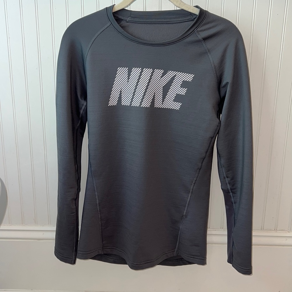 Boys Nike long sleeve shirt with soft brushed cotton interior. Size XL